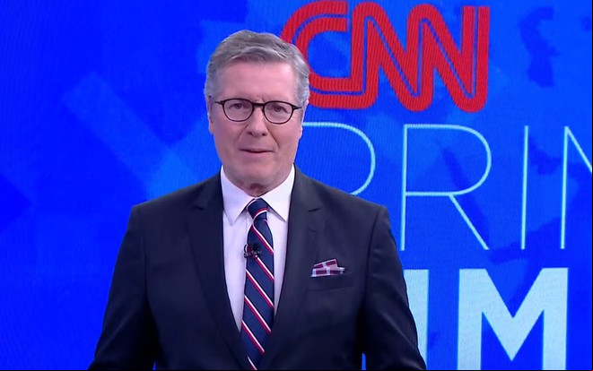 Márcio Gomes tem expressão séria no cenário do CNN Prime Time