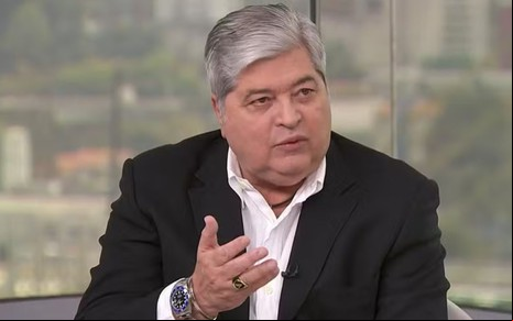 José Luiz Datena usa terno e está no cenário do SP1