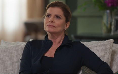 Debora Bloch com expressão séria em cena como Odete na novela Vale Tudo