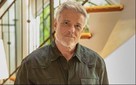 O ator Marcello Novaes com expressão séria em cena de Dona de Mim
