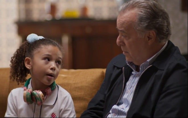 A atriz Elis Cabral em frente ao ator Tony Ramos em cena de Dona de Mim