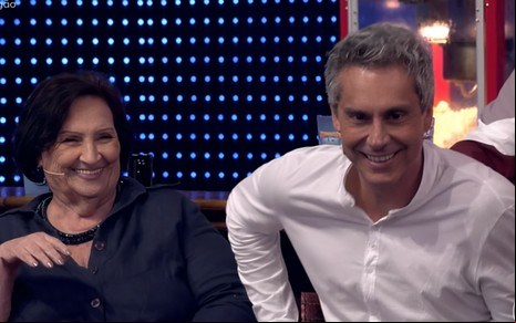 O ator Alexandre Nero bate palma no palco do Domingão