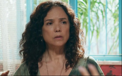 A atriz Tereza Seiblitz com expressão séria em cena de Volta por Cima