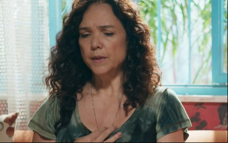 A atriz Tereza Seiblitz  com expressão cabisbaixa em cena de Volta por Cima