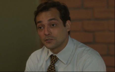 O ator Eduardo Sterblitch com expressão séria em cena de Garota do Momento