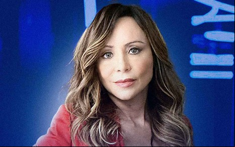 Imagem de Elaine Bast em fundo azul