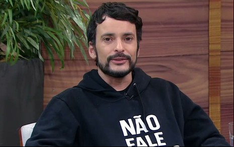 Fefito está com expressão séria e usa um moletom preto