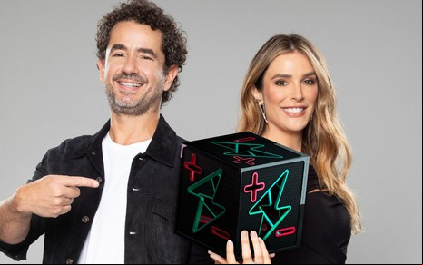 Felipe Andreoli posa para foto ao lado de Rafa Brites