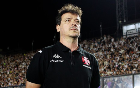 O técnico Fernando Diniz usa camisa preta de uniforme do Vasco em jogo em São Januário