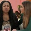 Fernando Guimarães e Mônica Guimarães sentados no sofá do Encontro, enquanto Patrícia Poeta segura a mão da mulher, que chora, e o homem segura um pôster do filho Herus