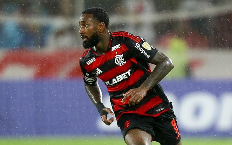 Flamenguista Gerson usa uniforme tradicional rubro-negro em jogo do Flamengo ao vivo contra a LDU