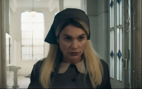 Sandra (Flávia Alessandra) com roupas de empregada no primeiro trailer de Êta Mundo Melhor!