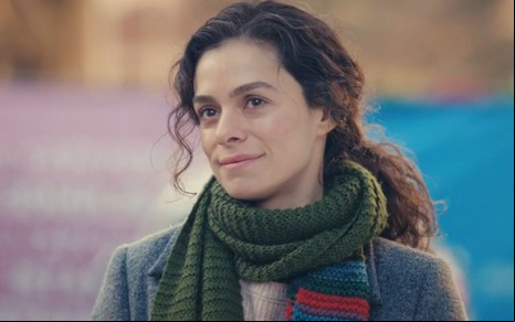 A atriz Özge Özpirinçci como Bahar em cena de Força de Mulher