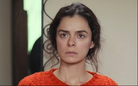 Bahar (Özge Özpirinçci) em cena da novela turca Força de Mulher