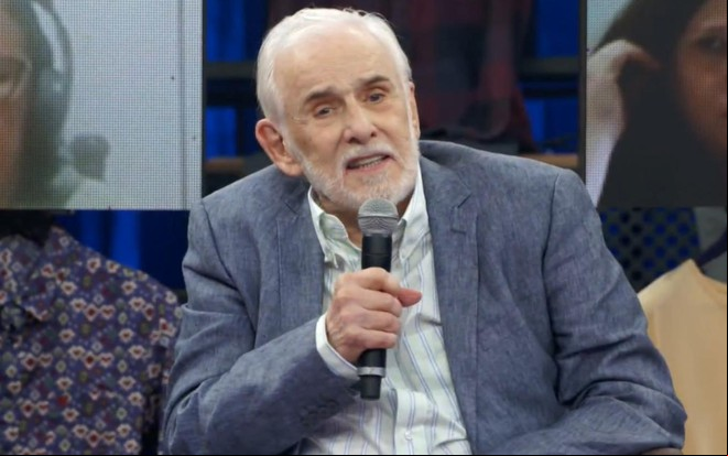 Francisco Cuoco em participação no Altas Horas, em 2022, falando com microfone em mãos