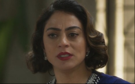 A atriz Carol Castro com expressão séria em cena de Garota do Momento