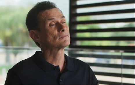 O ator Enrique Diaz com expressão séria em cena de Volta por Cima
