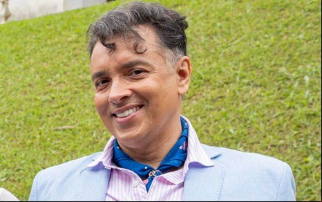 O ator Rodrigo Fagundes caracterizado como Gigi em Volta por Cima, sorrindo