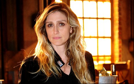 Amora Mautner posa com expressão séria