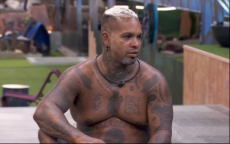 Rodriguinho tem expressão fechada na área externa do BBB 24