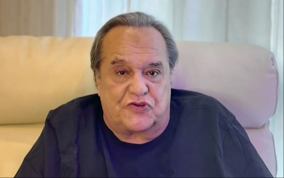 O diretor Dennis Carvalho em sua sala gravando um depoimento