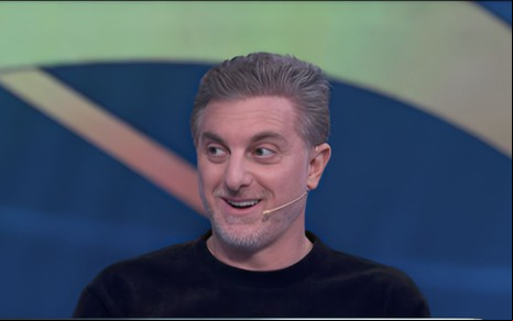 O apresentador Luciano Huck com expressão de surpresa no Quem Quer Ser um Milionário