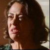 A atriz Carol Castro com expressão de muita raiva em cena de Garota do Momento
