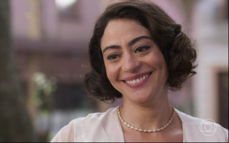A atriz Carol Castro sorrindo em cena de Garota do Momento