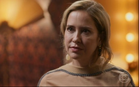 A atriz Palomma Duarte com expressão séria em cena de Garota do Momento