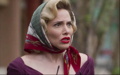 Leticia Colin está caracterizada como Zélia na novela Garota do Momento, da Globo