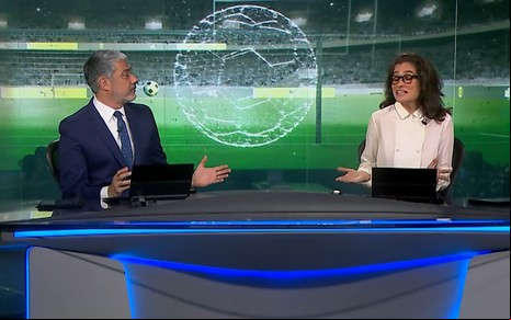 William Bonner tem expressão questionadora enquanto Renata Vasconcellos parece confusa na bancada do Jornal Nacional