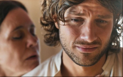 O ator Chay Suede como Mavi, chorando, em cena de Mania de Você