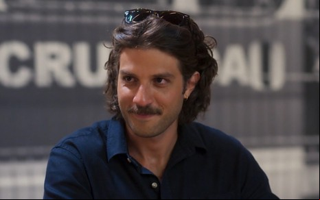 Chay Suede em cena como Mavi em Mania de Você, da Globo