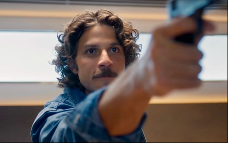 Chay Suede está caracterizado como Mavi, vilão da novela Mania de Você, da Globo