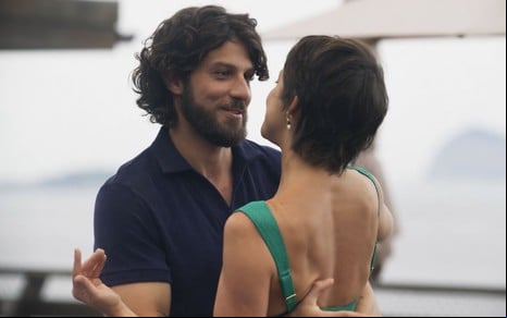 Chay Suede contracena com Agatha Moreira em Mania de Você