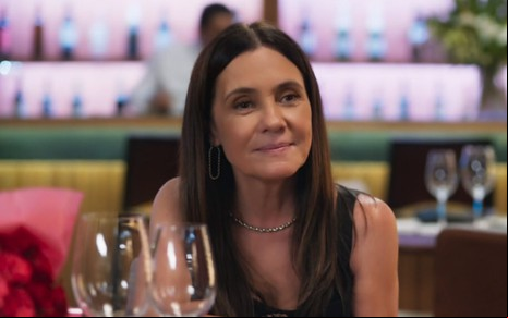 Adriana Esteves está em close em cena como Mércia na novela Mania de Você, da Globo
