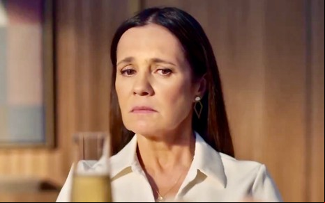 Adriana Esteves está em close em cena como Mércia na novela Mania de Você, da Globo