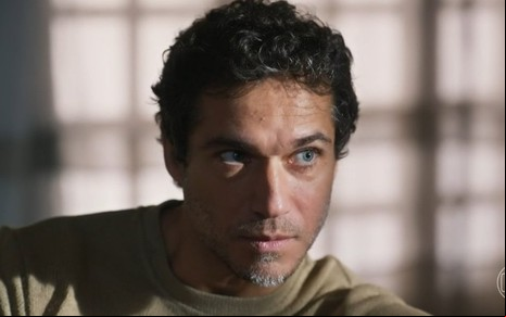 O ator Paulo Rocha está caracterizado como Volney em cena da novela Mania de Você, da Globo
