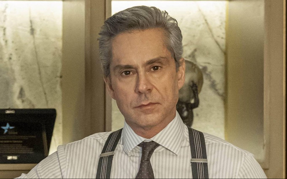 Alexandre Nero está caracterizado como Marco Aurélio em Vale Tudo, da Globo