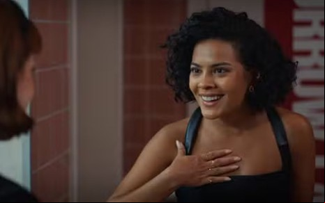 A atriz Bella Campos como Maria de Fátima em cena de Vale Tudo