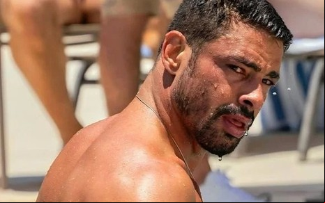 O ator Cauã Reymond caracterizado como César em cena de Vale Tudo