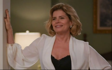 Debora Bloch com expressão séria em cena como Odete na novela Vale Tudo