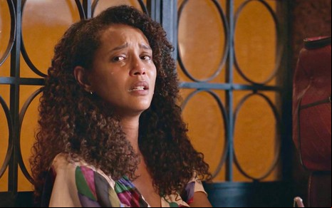Taís Araujo está em cena como Raquel em Vale Tudo, remake da TV Globo