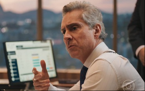 Alexandre Nero está caracterizado como Marco Aurélio em Vale Tudo