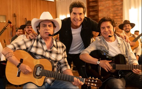 Chitãozinho, Daniel e Xororô posam nos bastidores do programa Viver Sertanejo
