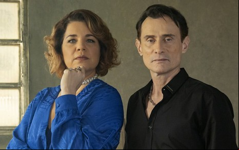 Isabel Teixeira posa ao lado de Enrique Diaz; eles estão caracterizados como Violeta e Gerson, personagens de Volta por Cima