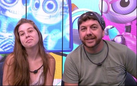 Raissa Simões e Edilberto Simões têm expressões contrariadas no confessionário do BBB 25