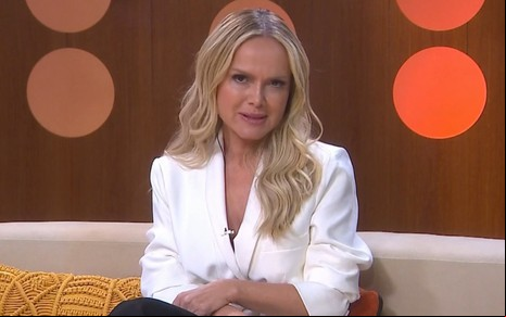Eliana Michaelichen tem expressão séria no cenário do Saia Justa