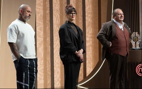 Os chefs e jurados Henrique Fogaça, Helena Rizzo e Erick Jacquin no palco do MasterChef Brasil