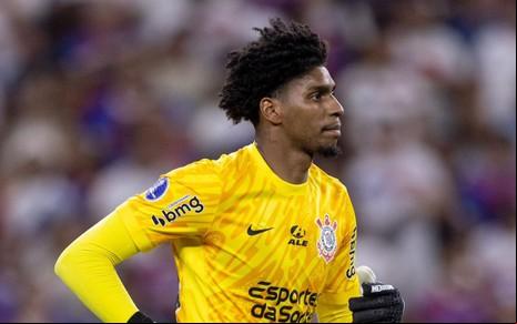 Goleiro Hugo Souza usa uniforme amarelo em jogo do Corinthians na Sul-Americana